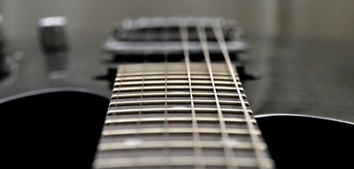 Guitarra con cuerdas vibrando